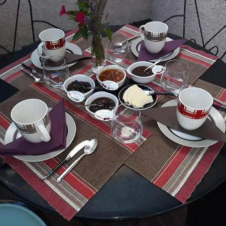 Bed & Breakfast Chez Yvette , C'est Chouette!!